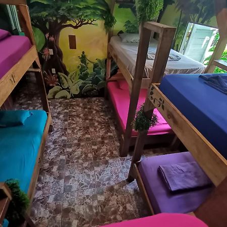 Oasis Beachfront Hostel Пуерто Лимон Екстериор снимка