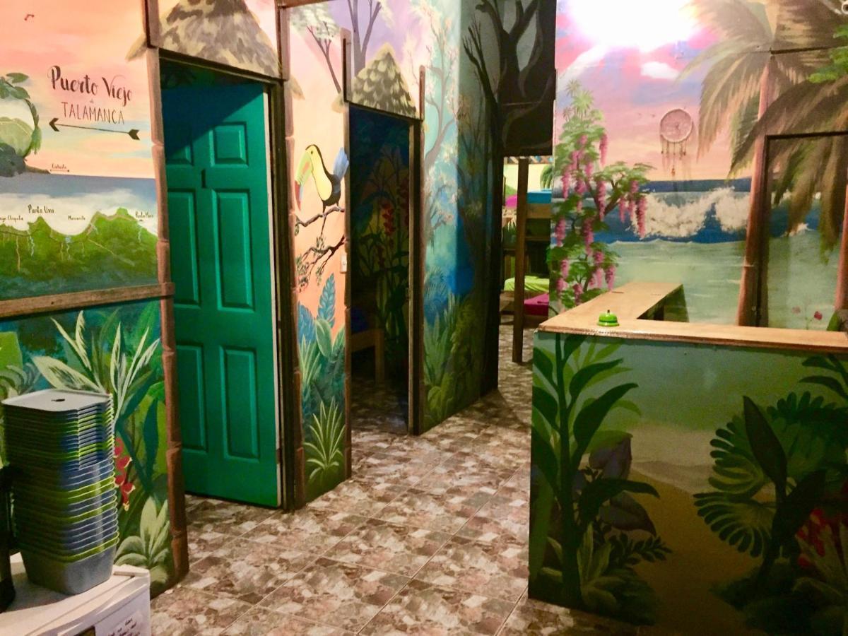 Oasis Beachfront Hostel Пуерто Лимон Екстериор снимка