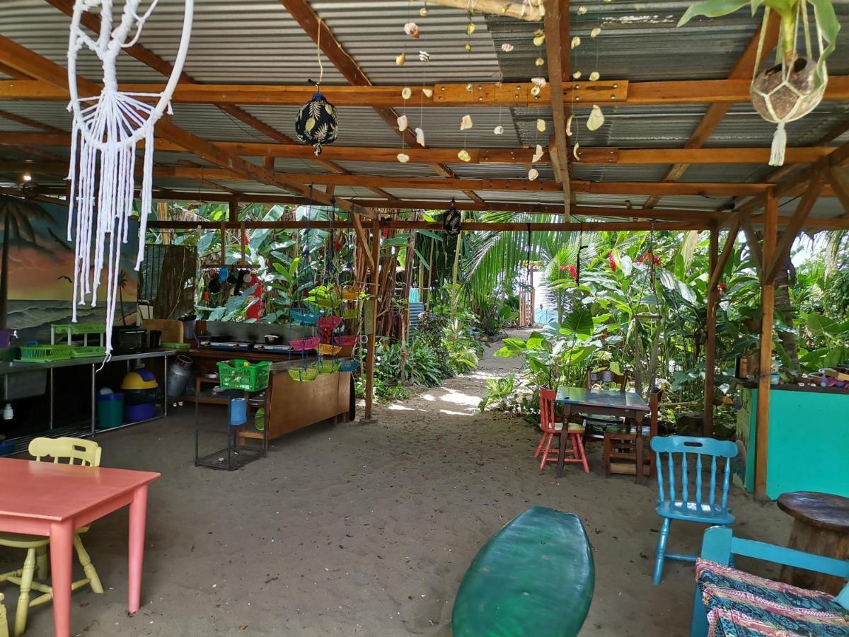 Oasis Beachfront Hostel Пуерто Лимон Екстериор снимка