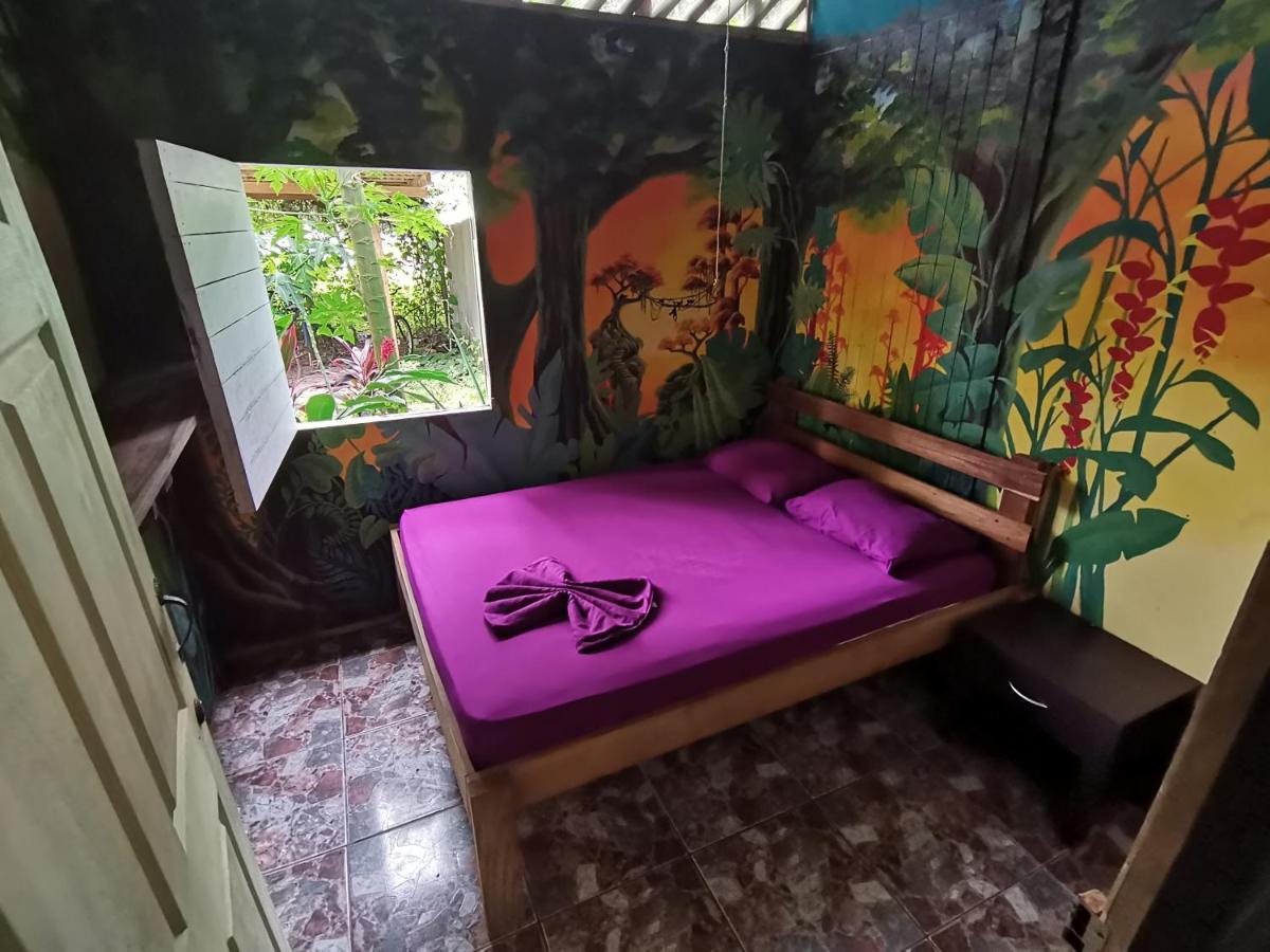 Oasis Beachfront Hostel Пуерто Лимон Екстериор снимка