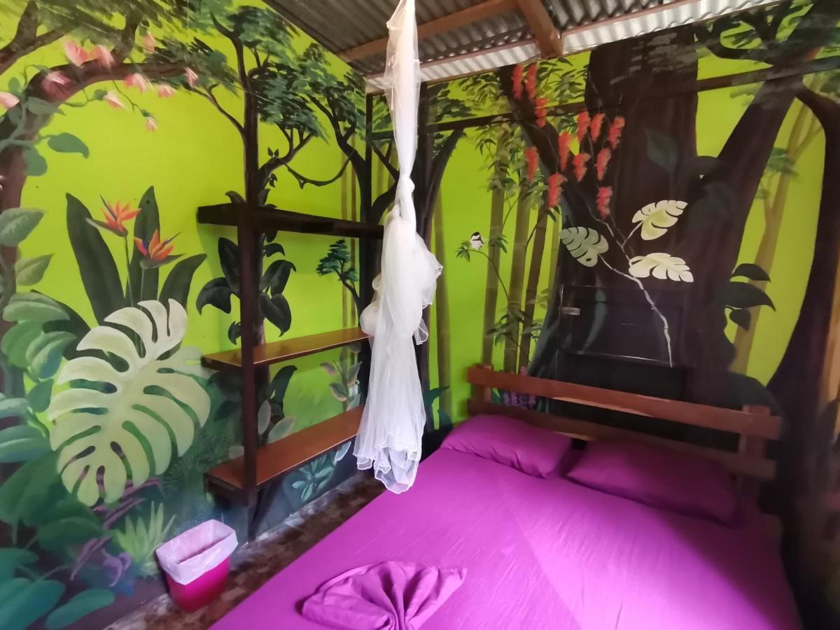 Oasis Beachfront Hostel Пуерто Лимон Екстериор снимка