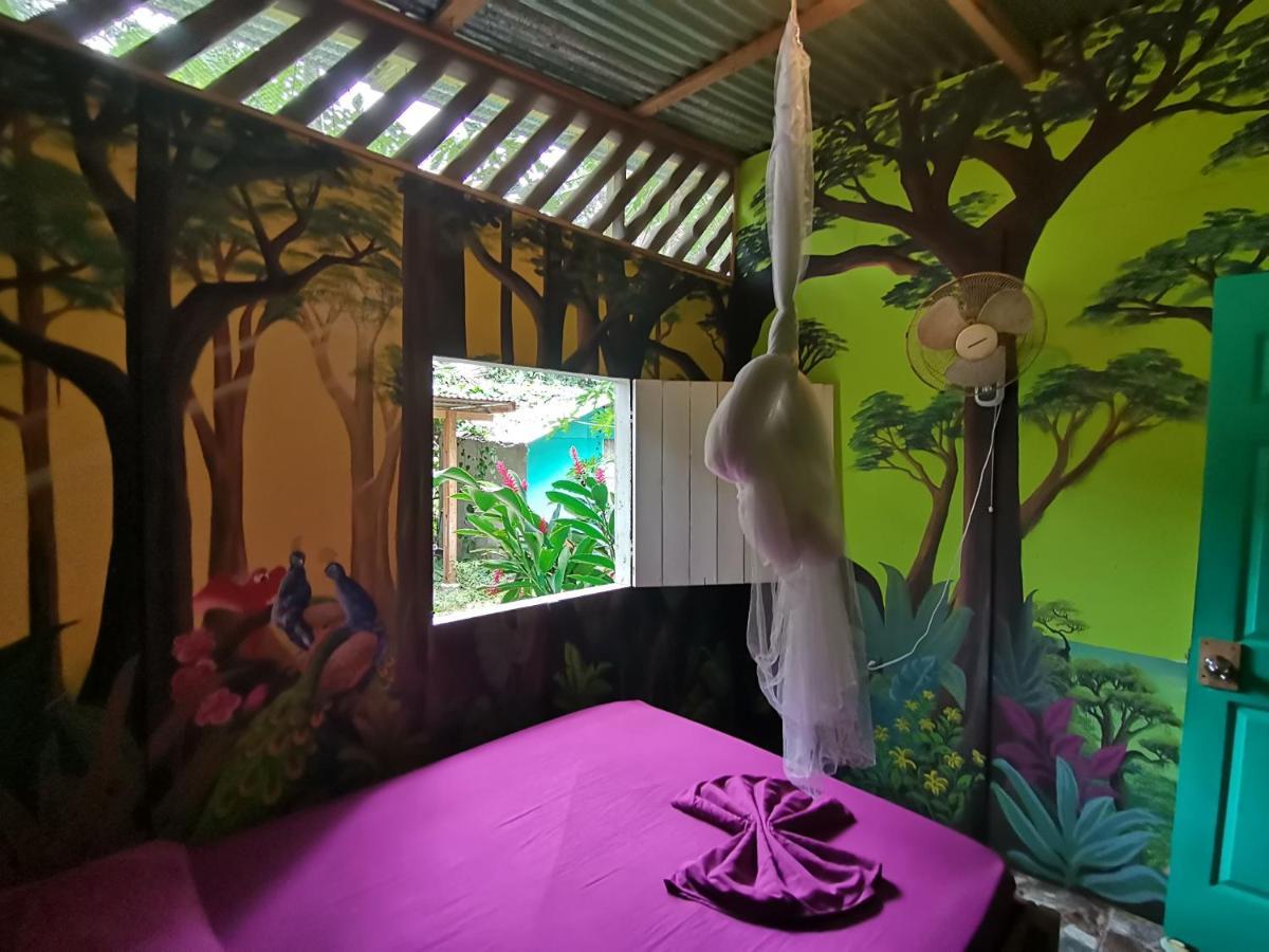 Oasis Beachfront Hostel Пуерто Лимон Екстериор снимка