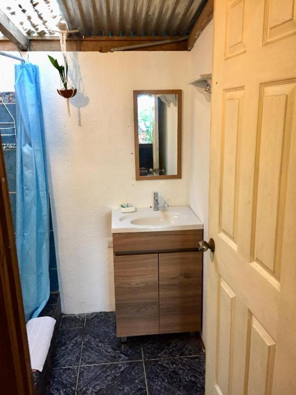 Oasis Beachfront Hostel Пуерто Лимон Екстериор снимка