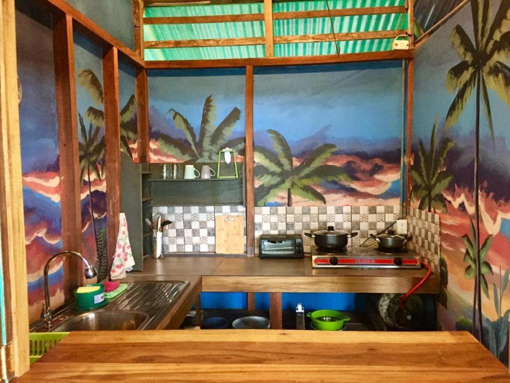 Oasis Beachfront Hostel Пуерто Лимон Екстериор снимка