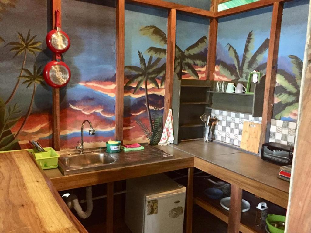 Oasis Beachfront Hostel Пуерто Лимон Екстериор снимка